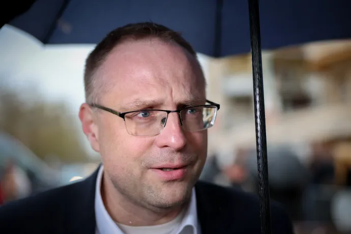 Felül Bóka János miniszter vezeti a mini-békemenetet, alul Györfy Mihály polgármester – Fotó: Bődey János / Telex