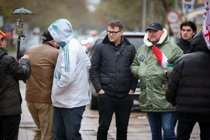 Felül Gremsberger Bertalanék, középen Bazsó Adolf, alul pedig a füttyögős tüntető – Fotó: Bődey János / Telex