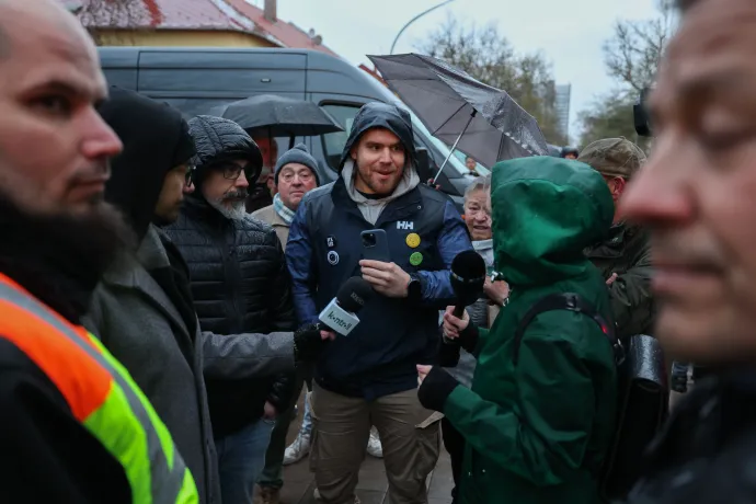 Felül Gremsberger Bertalanék, középen Bazsó Adolf, alul pedig a füttyögős tüntető – Fotó: Bődey János / Telex