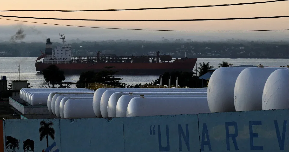 Kigyulladt egy feltöltött olajszállító hajó Dubajban, olajszennyezéstől tartanak