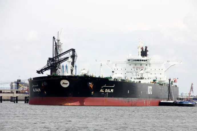 Kigyulladt egy feltöltött olajszállító hajó Dubajban, olajszennyezéstől tartanak