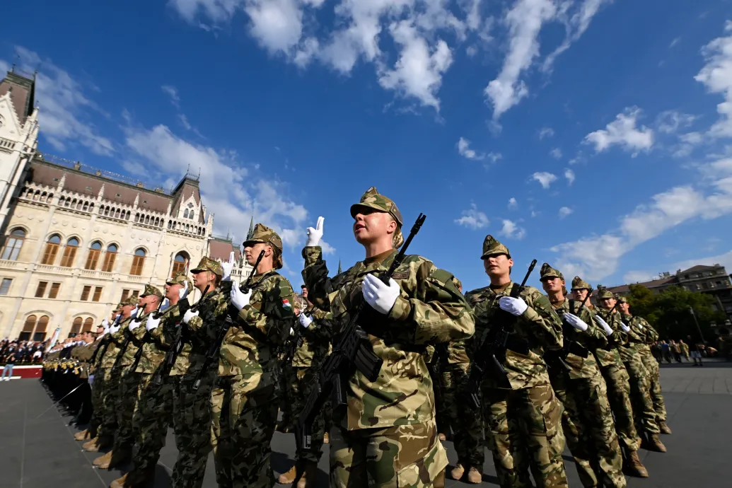 Nagyon felnyomta a bruttó kereseteket a kormány a fegyverpénzzel