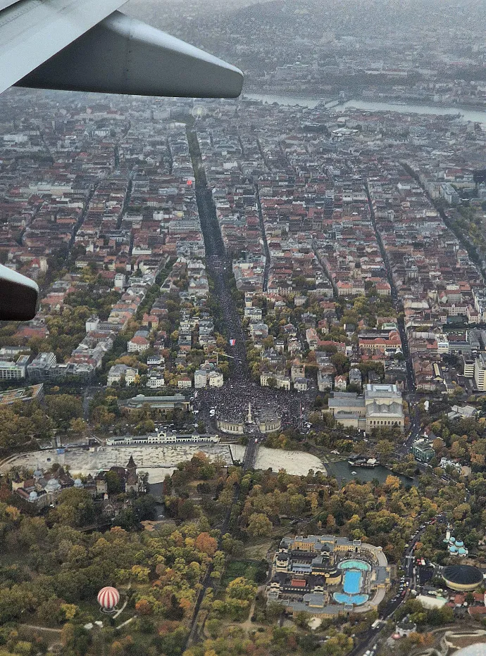 A Tisza Párt 2025. október 23-i rendezvénye a Hősök terén. A repülőről készült fotót a Mesterséges Intelligencia Kutató Központ elemezte és titulálta mesterséges intelligenciával manipuláltnak – Fotó: Magyar Péter / Facebook