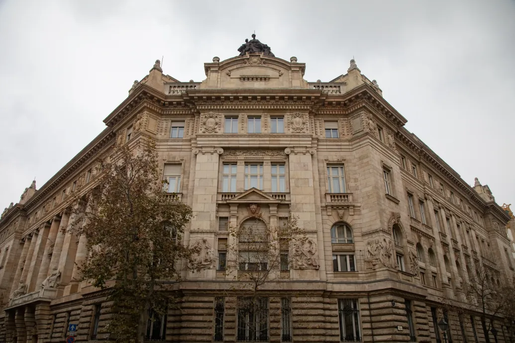 Bizarr tételekkel és furcsa árazási technikákkal van tele az MNB-székház felújításáról szóló szerződés