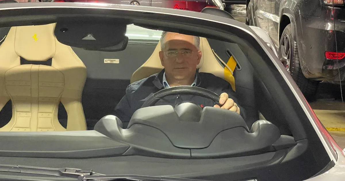 Átlátszó: Kósa Lajos a Bászna Gabona sikkasztással vádolt tulajának Ferrarijában fotózkodott