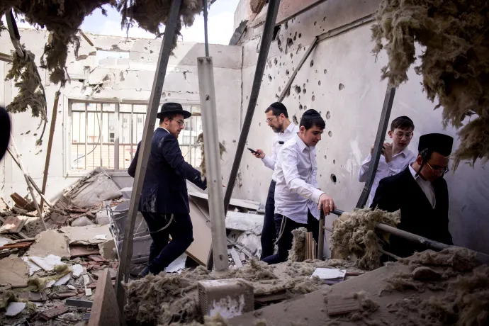 Iráni támadás nyoma Bné Brakban 2026. nárcius 31-én – Fotó: Itai Ron / Reuters