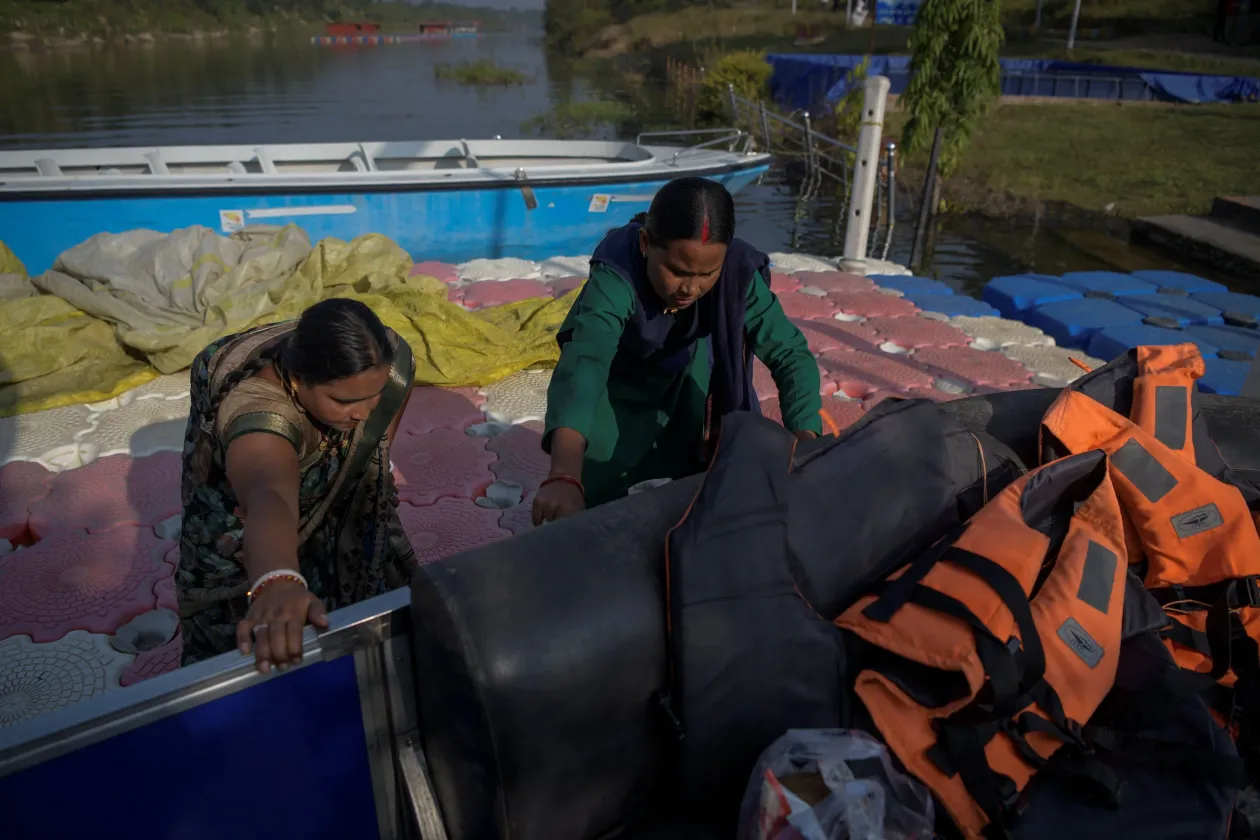 A 35 éves Manju Sarathi (balra) és a 30 éves Anjani Singh kezelik a csónakokat a Kenapara Ökoparkban– Fotó: Avijit Ghosh / Reuters