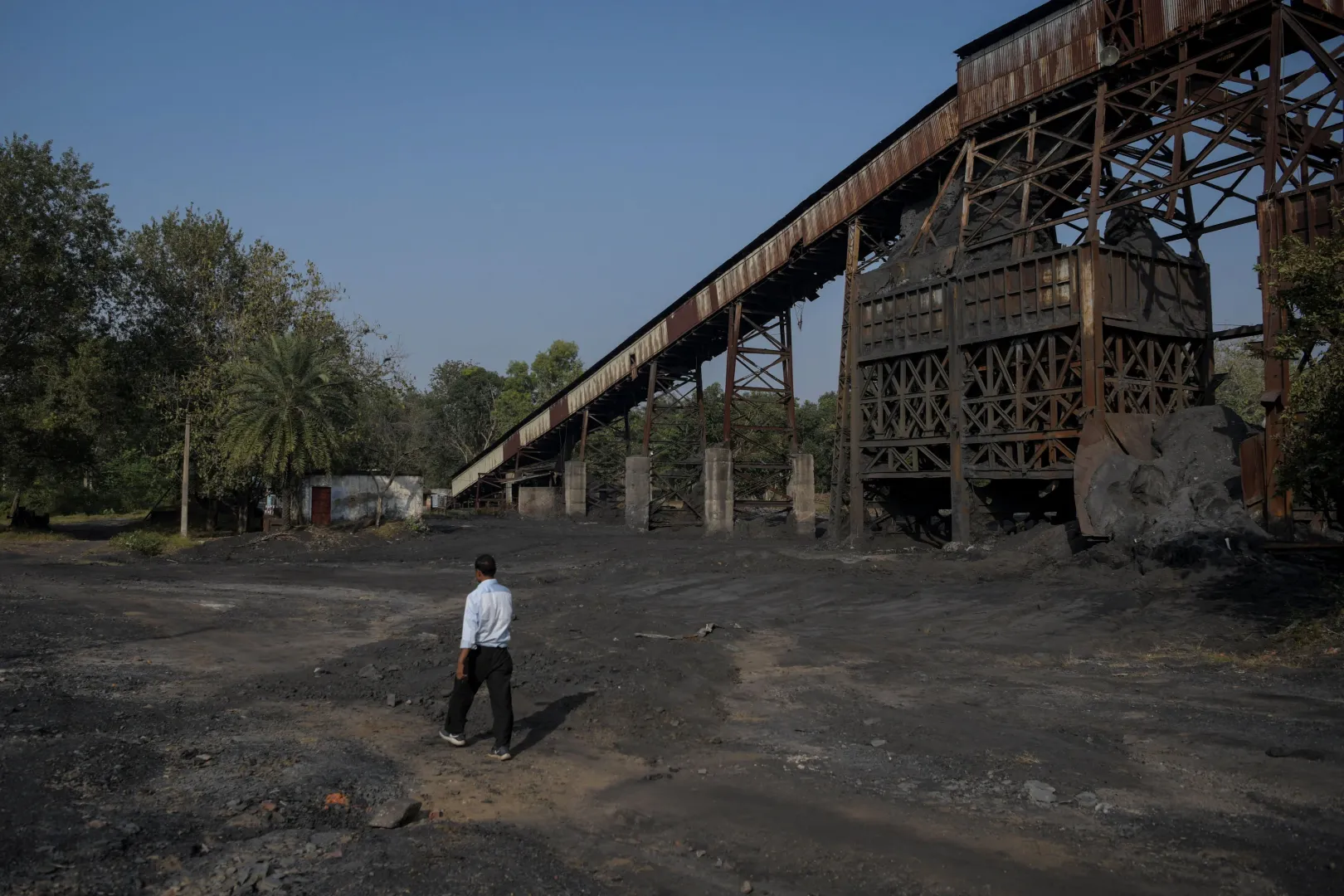 A South Eastern Coalfields Ltd. egyik munkatársa sétál el egy nem üzemelő föld alatti szénbánya bejárata mellett – Fotó: Avijit Ghosh / Reuters