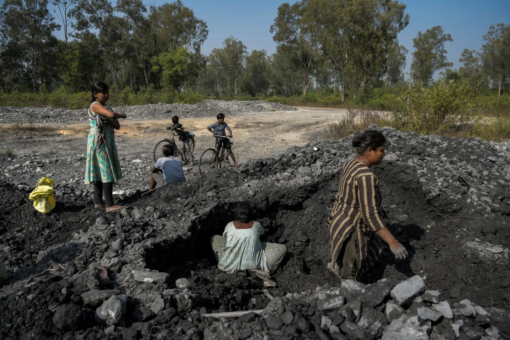 A maradék palaszenet helyiek gyűjtik össze egy bezárt bányagödörnél, amelyet pernyével és fedőréteggel töltöttek fel – Fotó: Avijit Ghosh / Reuters