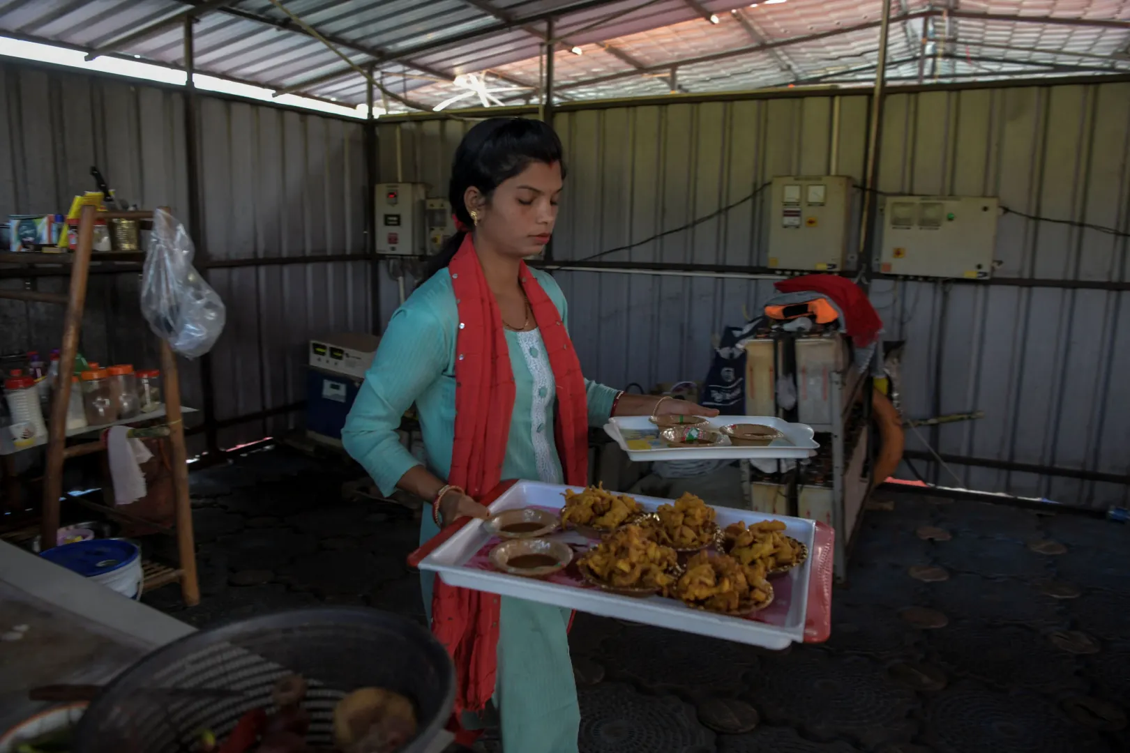 A 28 éves Savita Gupta sült krumplit és snackeket visz ki a vendégeknek a Kenapara Ökopark úszó éttermében – Fotó: Avijit Ghosh / Reuters