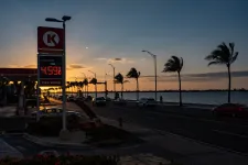 Már 4 dollár felett jár egy gallon benzin az USA-ban, és emiatt Donald Trump aggódhat a legjobban