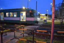 Mobilját nyomkodó 14 éves fiút ütött el a HÉV Óbudán, életveszélyes sérülésekkel vitték kórházba