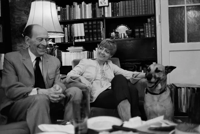 Radnóti Zsuzsa és férje, Örkény István budapesti otthonukban a 60-as években – Fotó: Keleti Éva / MTI