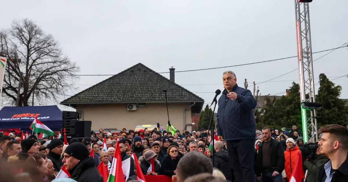 Jó lenne tudni, vannak-e itt tisztek.