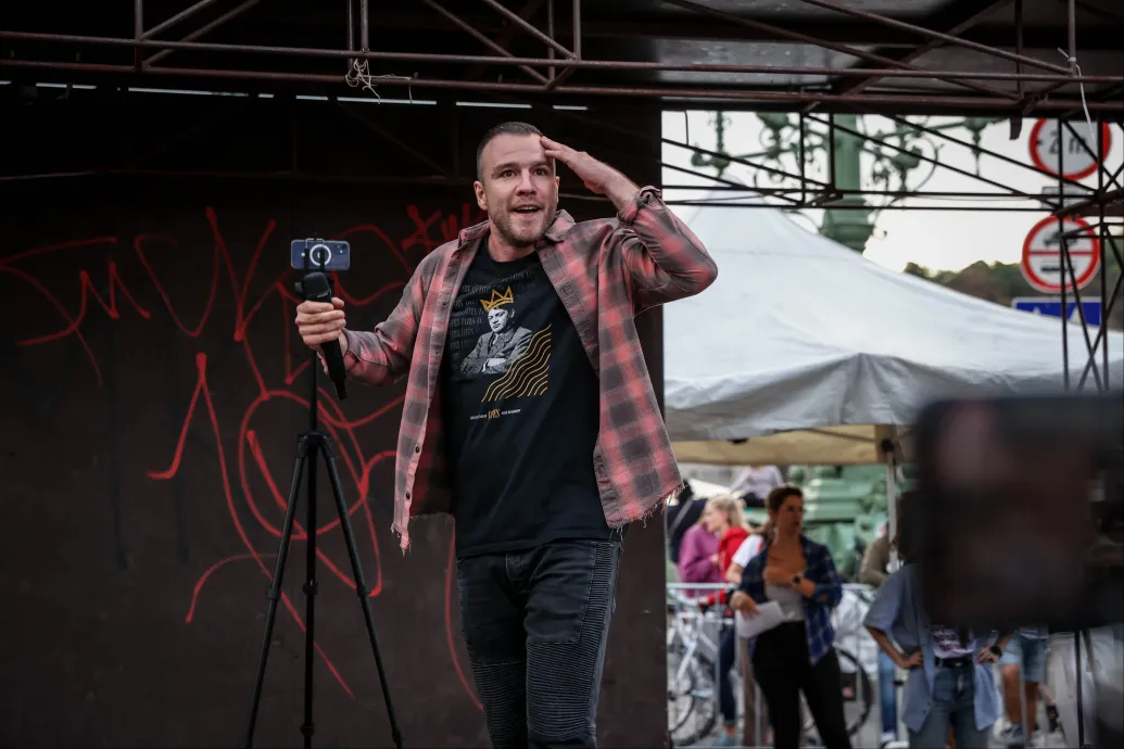 Molnár Áron visszaszólt a filmjüket a gimnáziumból kitiltó igazgatónak: A cenzúrája tökéletes példa arra, hogy miért kell leváltani ezt a rendszert