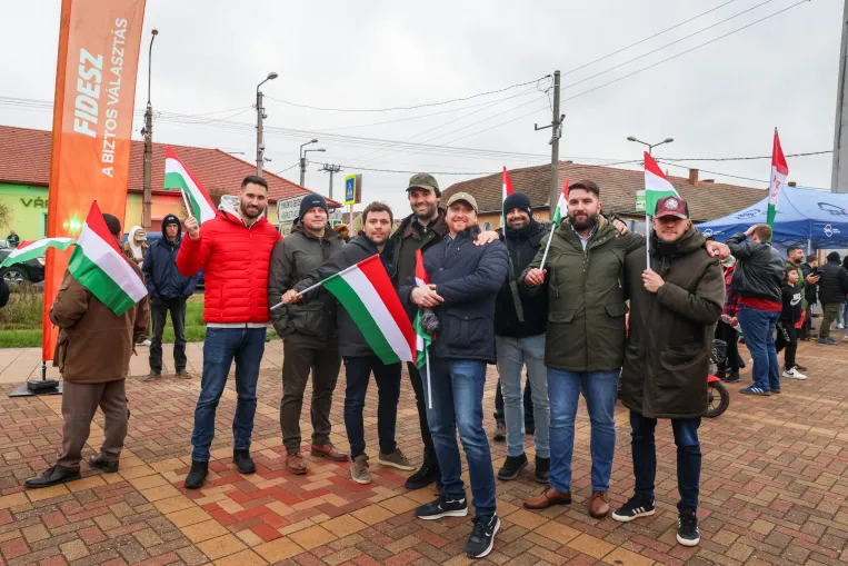 Megjött a bátorságuk: Lázár emberei büszkén pózoltak Orbán ócsai fórumán a Telexnek