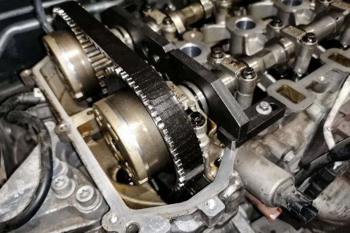 Fotó: Repedezett vezérműszíj egy 1,2 literes Puretech motorban, korábbi cikkünkből / Szilva Tamás