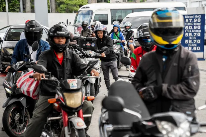 Kötelező rövid ujjú ing, gyors zuhany, gigasorok a benzinkutaknál – az egész világ nyögi majd az iráni háború hatásait