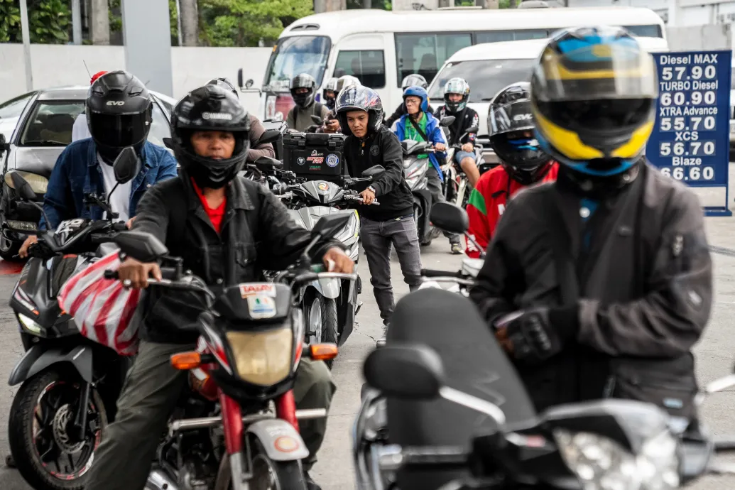 Kötelező rövid ujjú ing, gyors zuhany, gigasorok a benzinkutaknál – az egész világ nyögi majd az iráni háború hatásait