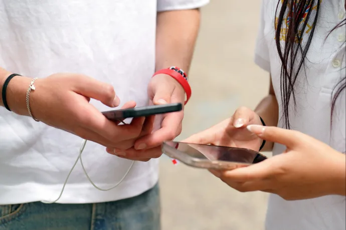 Az ausztrál tinik kétharmada a tiltás ellenére is tudta használni a közösségi médiát