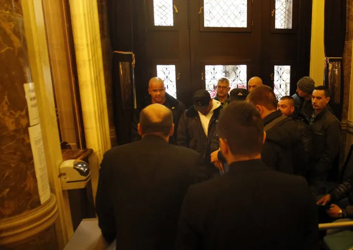 A vasárnapi zárva tartásról szóló népszavazási kérdés benyújtására várakozók csoportja Budapesten, a Nemzeti Választási Iroda épületében 2016. február 23-án. Hátul, középen Nyakó István – Fotó: Szigetváry Zsolt / MTI