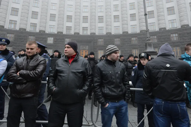 Az oroszbarát tyituski módszer: keménykötésű figurákat küldtek rá az utcán az ellenzékre