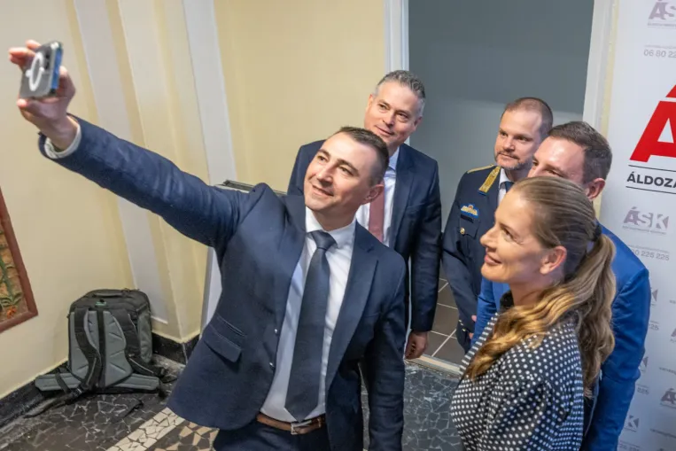 A fideszes jelölt csak ámul és bámul, Csepel exfideszes polgármestere mégis neki hálás mindenért