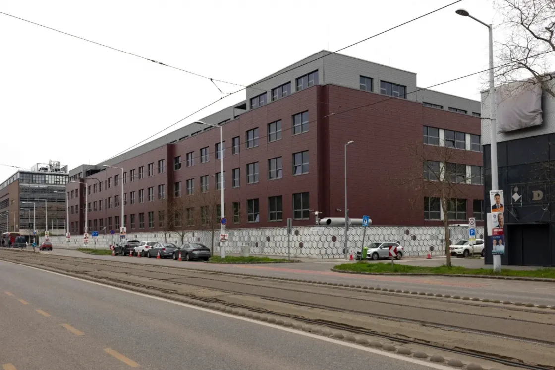 Clearing up the scandal that has cast suspicion on the Hungarian secret service is entirely up to the government