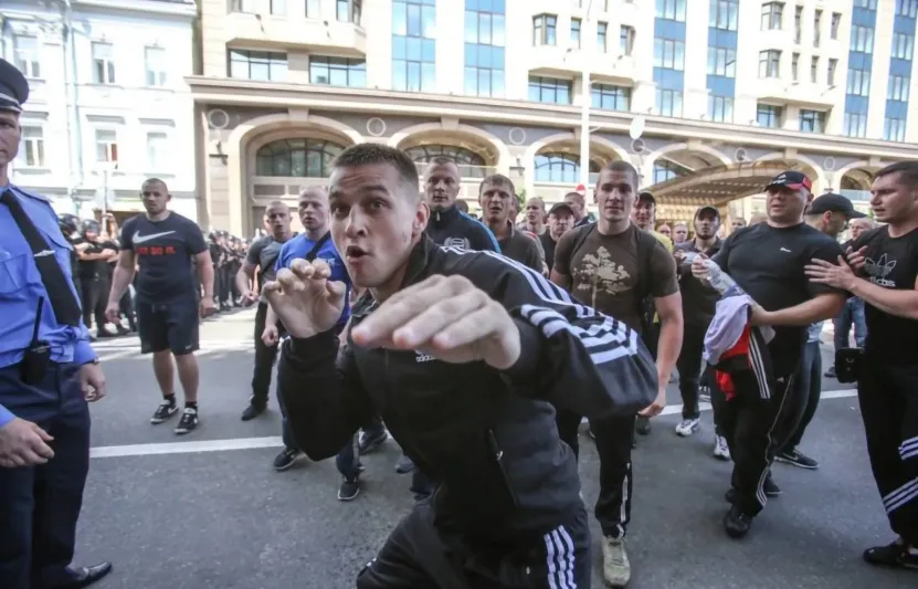 Az oroszbarát tyituski módszer: keménykötésű figurákat küldtek rá az utcán az ellenzékre