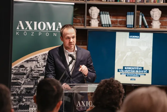 Giró-Szász Áron beszél a Keresztény választási iránytű című elemzésének bemutatóján – Fotó: Axioma / Facebook