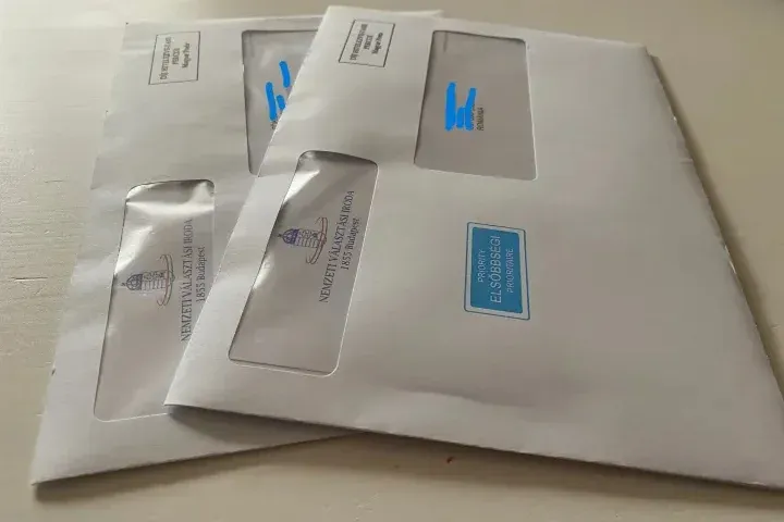 Féltik a szavazataikat: több erdélyi Tisza-szavazó személyesen viszi a borítékját Magyarországra