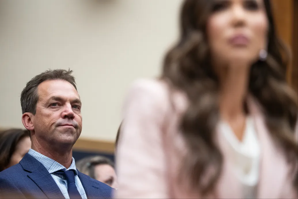 Botrányos fotók kerültek ki Krisi Noem kirúgott belbiztonsági miniszter férjéről