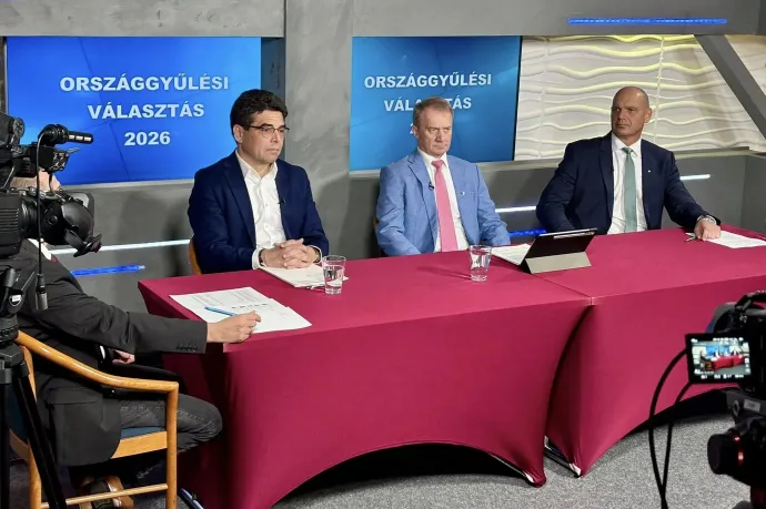 Zsigmond Barna Pál (Fidesz), Varju László (DK) és Balog Csaba (Mi Hazánk) választókerületi vitája a TV13 stúdiójában – Fotó: Varju László / Facebook