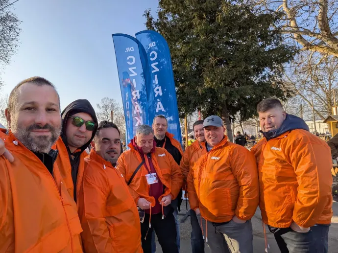 Soós Sándor (előtérben) és Gergely Márton (a dzsekijét cipzárolja) a Fideszes dzsekiben Pécsen – Fotó: Soós Sándor Facebook-oldala