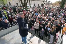 „Harmadosztályú trash celeb, bűnöző” – Hajdú Péter is szóba került Magyar Péter szeghalmi beszédében