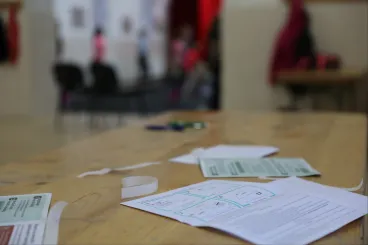 Megnéztük, milyen egy falusi levélszavazat összegyűjtés: Fidesznek kampányoló politikusokhoz kerültek a borítékok