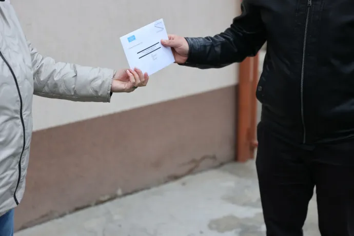 Megnéztük, milyen egy falusi levélszavazat összegyűjtés: Fidesznek kampányoló politikusokhoz kerültek a borítékok