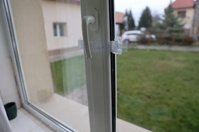 A romániai választási szidzsil még az ablakokon – Fotó: Gál László / Transtelex