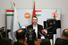 Menczer nem hisz a kormányközeli Nézőpontnak, de azt elismerte, még 7-8 ezer szavazóra van szüksége