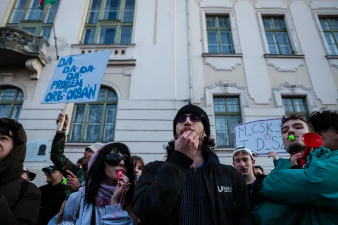 Tüntetők az Orbán-beszéd alatt. Fotó: Huszti István / Telex