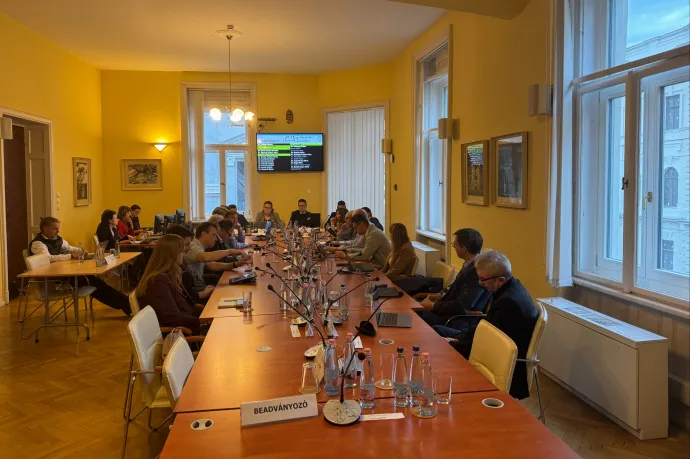 Fideszes politikus mellett huszárruhában oké a gyerek, tiszás videóban viszont még homályosan se villanhat fel