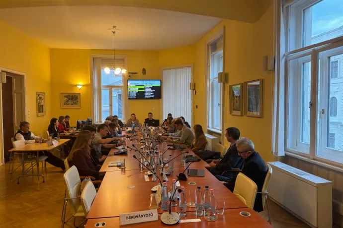 Fideszes politikus mellett huszárruhában oké a gyerek, tiszás videóban viszont még homályosan se villanhat fel