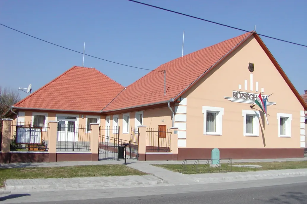 12 éves gyerekkel szórólapoztat a tatárszentgyörgyi fideszes polgármester Magyar Péter szerint, a polgármester szerint ez nem igaz