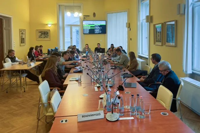 Fideszes politikus mellett huszárruhában oké a gyerek, tiszás videóban viszont még homályosan se villanhat fel