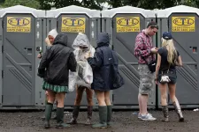 Fesztiválokon összegyűjtött vizelettel akar erdőt növeszteni egy brit projekt