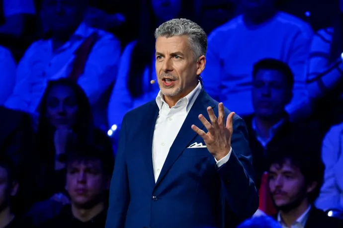 „Mindössze tíz perc áldozat minden nap, és győzni fogunk” – már telefonon is lájkolásra buzdít Rákay Philip