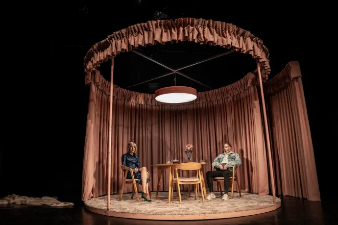 A Darázs című előadás jelenetei – Fotó: Gordon Eszter / Delta Produkció