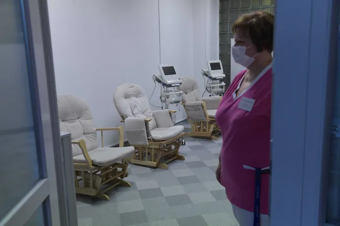 Illusztráció: Vizsgáló egy vidéki kórház szülészeti osztályán az átadó napján, 2022. január 17-én – Fotó: Koszticsák Szilárd / MTI
