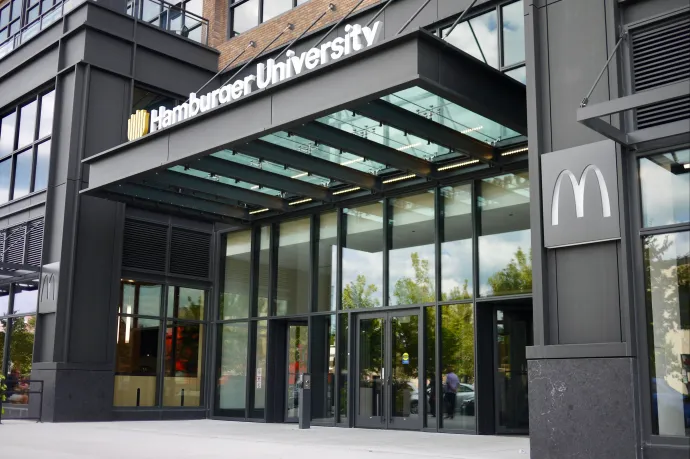 Ha mindig is hamburgerológus akart lenni, tárt karokkal várja a McDonald's saját egyeteme