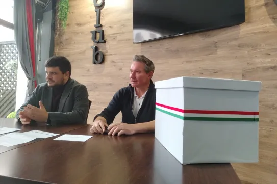 Mozgóurnát indít az EMSZ Gyergyóban, miközben az RMDSZ adatot gyűjt és versenyt fut a szavazatokért